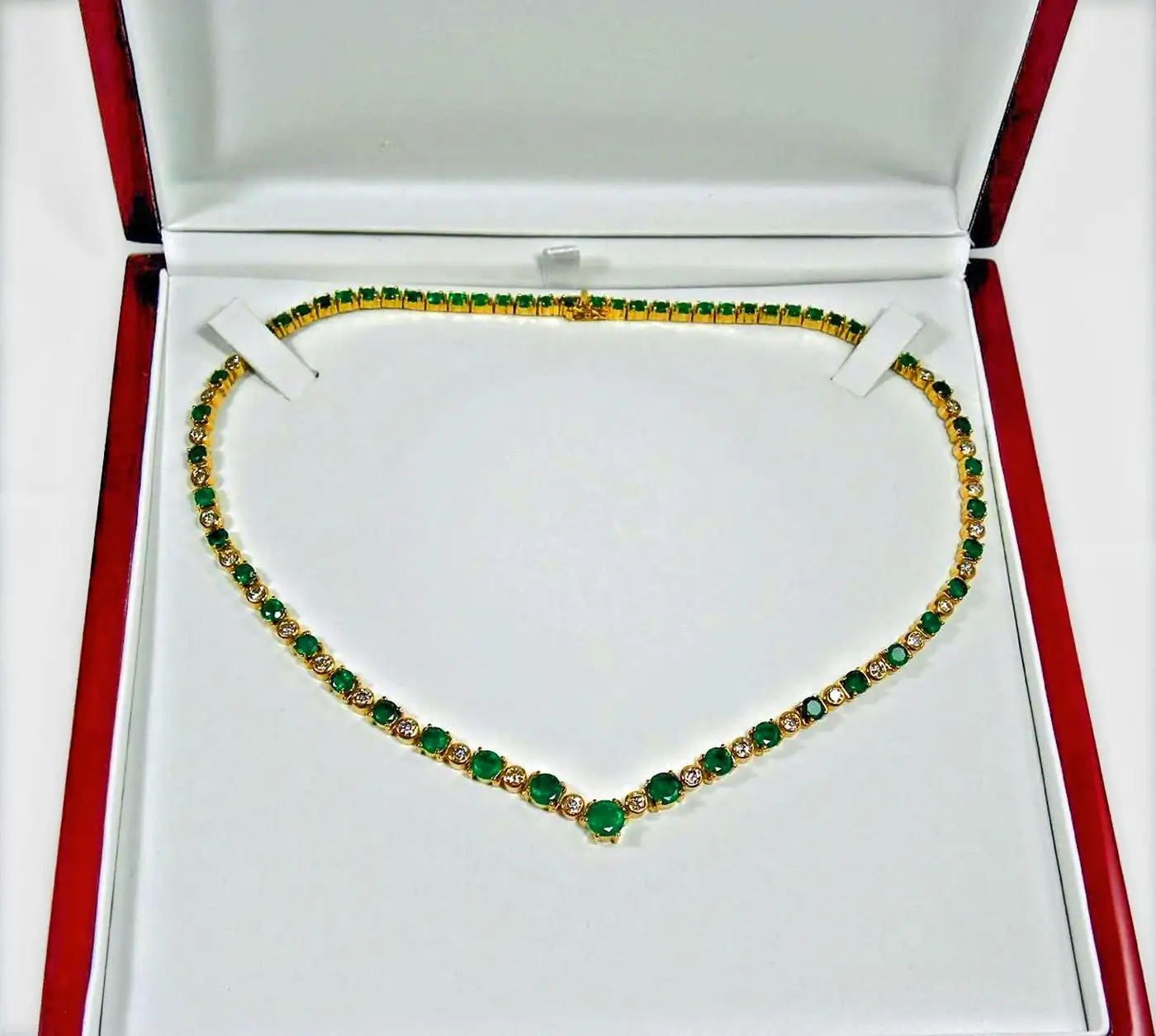 22.00-Carat-AAA-Colombian-Emerald-Diamond-Necklace-18-Karat-Yellow-Gold-2.webp