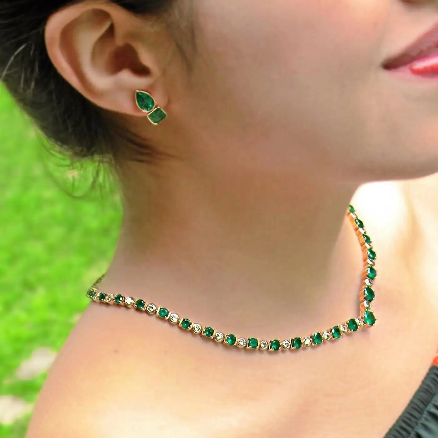 22.00-Carat-AAA-Colombian-Emerald-Diamond-Necklace-18-Karat-Yellow-Gold-6.webp