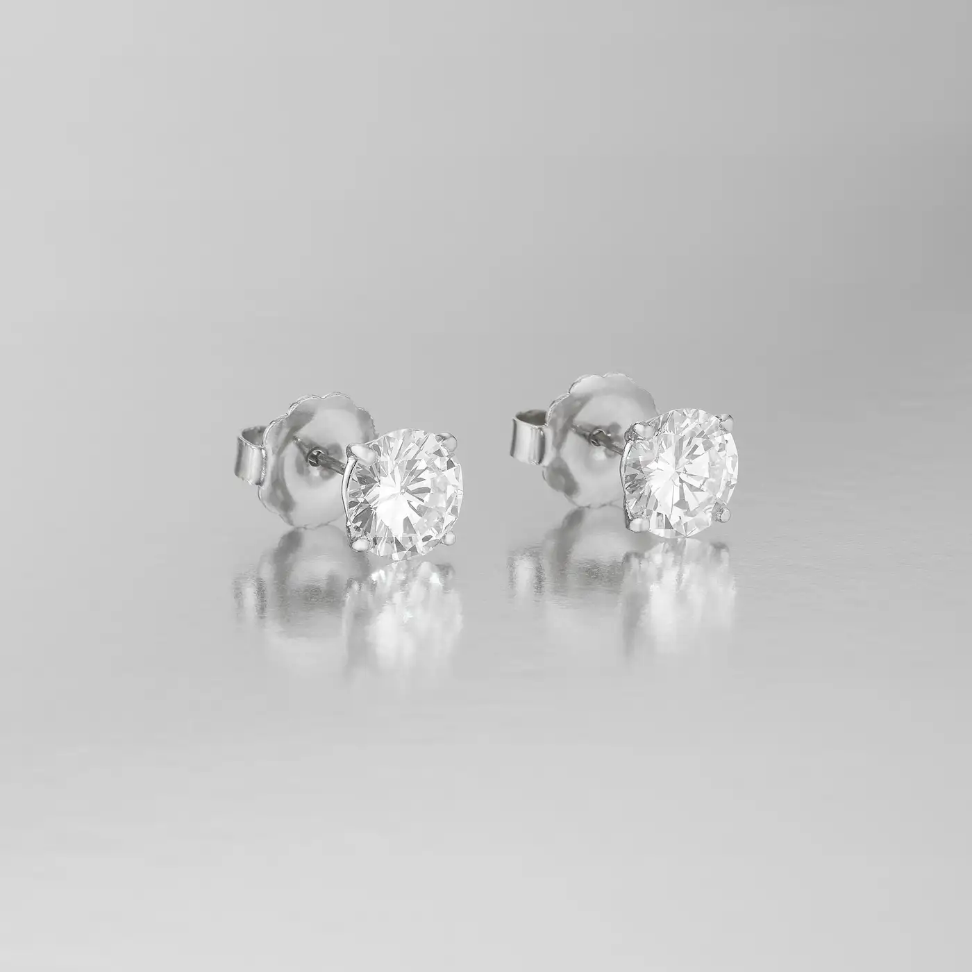 4.10 Carats Diamond Stud Earrings Roun