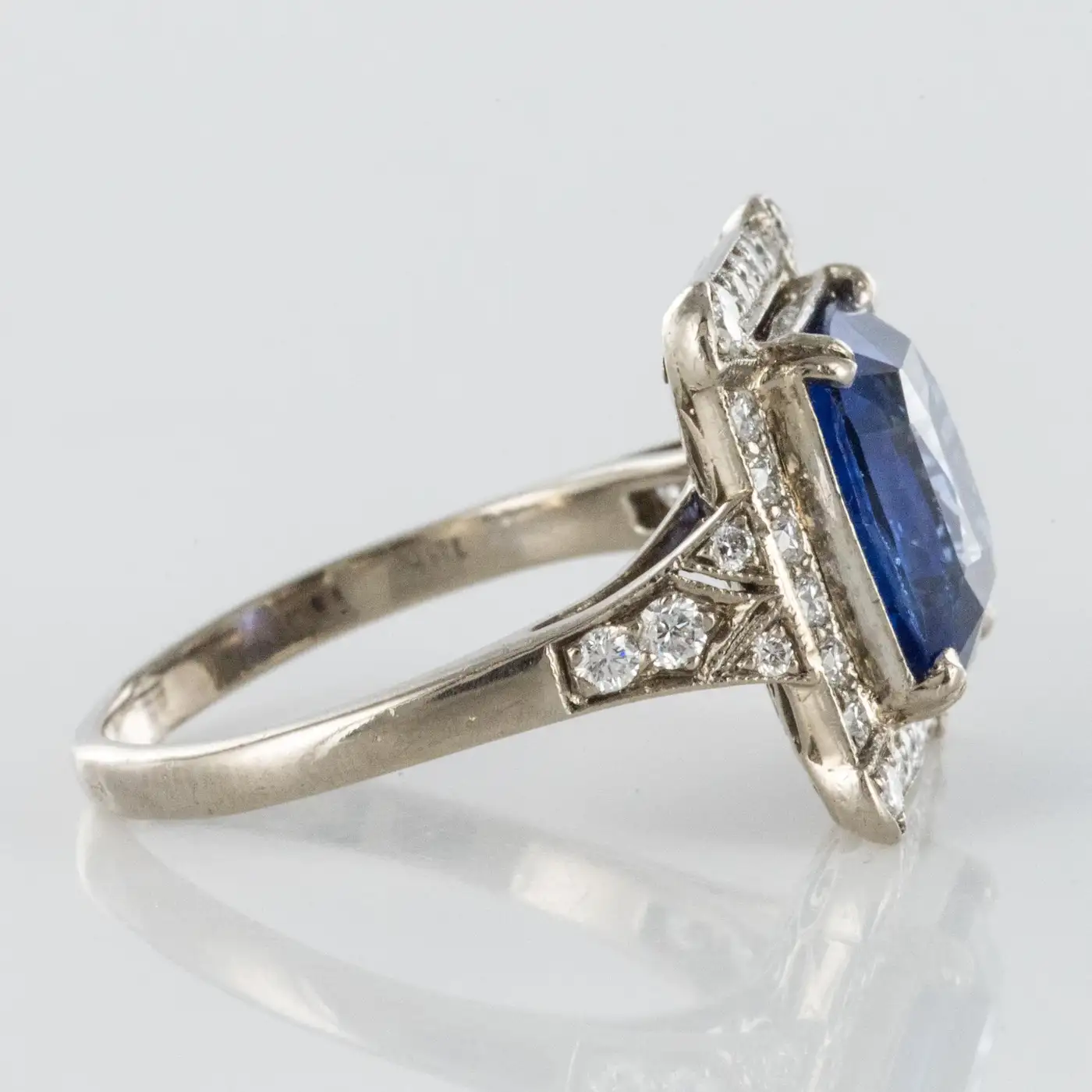 Art-Deco-Style-French-5-Carat-Ceylon-Sapphire-Diamond-18-Karat-White-Gold-Ring-1.webp