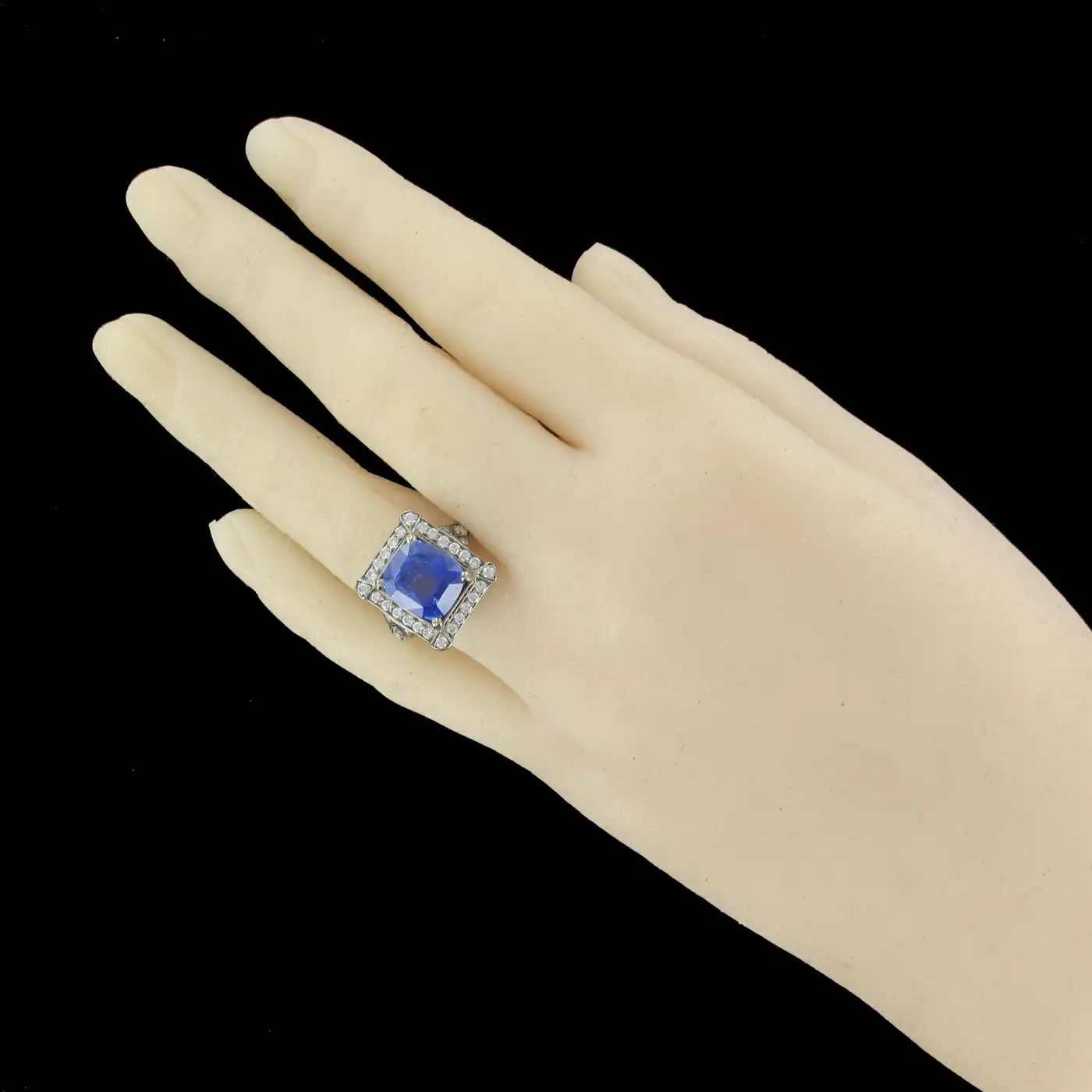 Art-Deco-Style-French-5-Carat-Ceylon-Sapphire-Diamond-18-Karat-White-Gold-Ring-9.webp