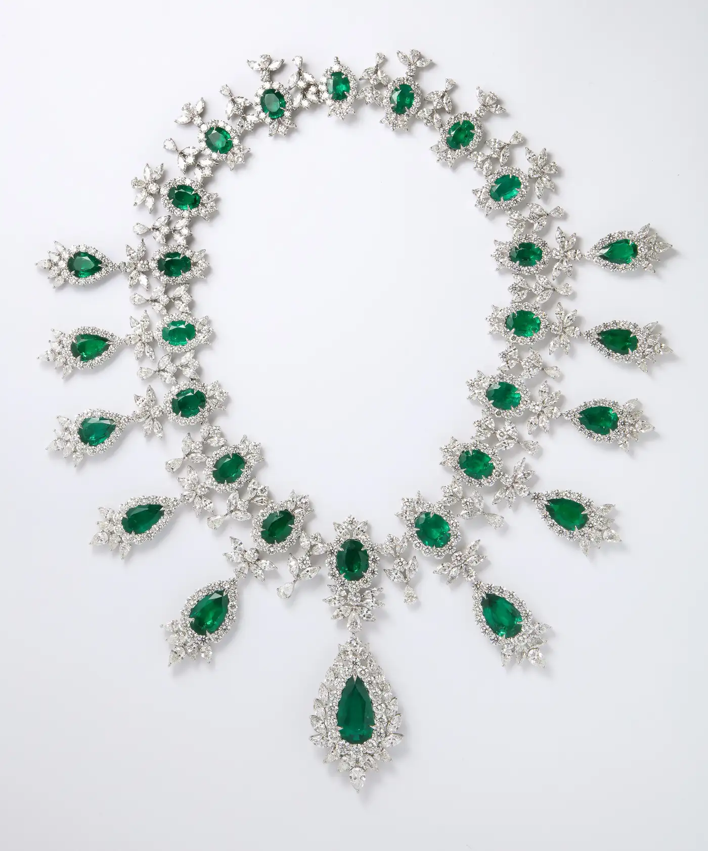Buy-Emerald-and-Diamond-Drop-Necklace-12.webp