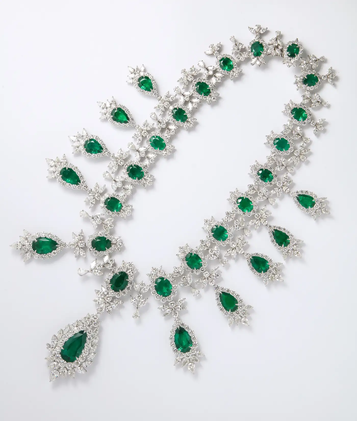 Buy-Emerald-and-Diamond-Drop-Necklace-3.webp