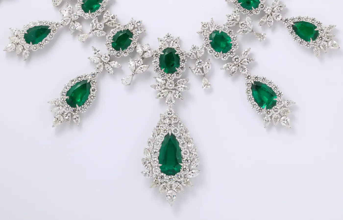 Buy-Emerald-and-Diamond-Drop-Necklace-7.webp