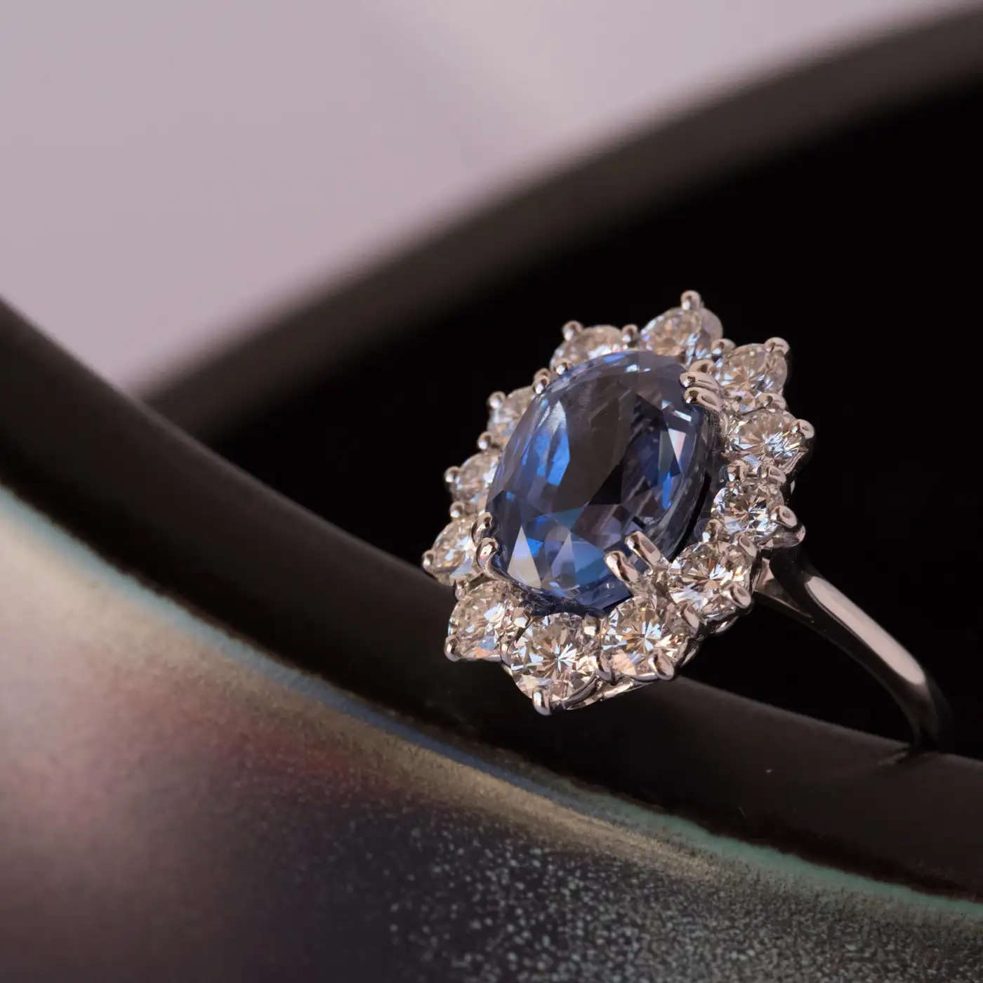 French-1960s-No-Heat-7.42-Carat-Ceylon-Sapphire-Diamond-White-Gold-Cluster-Ring-6.webp