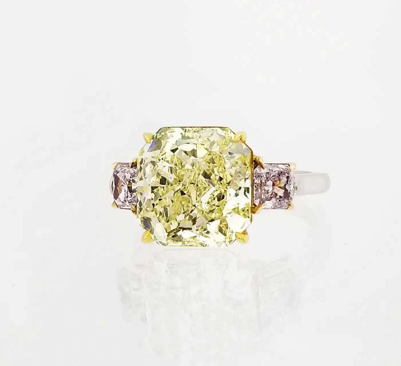 Scarselli-GIA-7-Carat-Yellow-Radiant-and-Pink-Cushion-Diamond-Ring-in-Platinum-6.webp